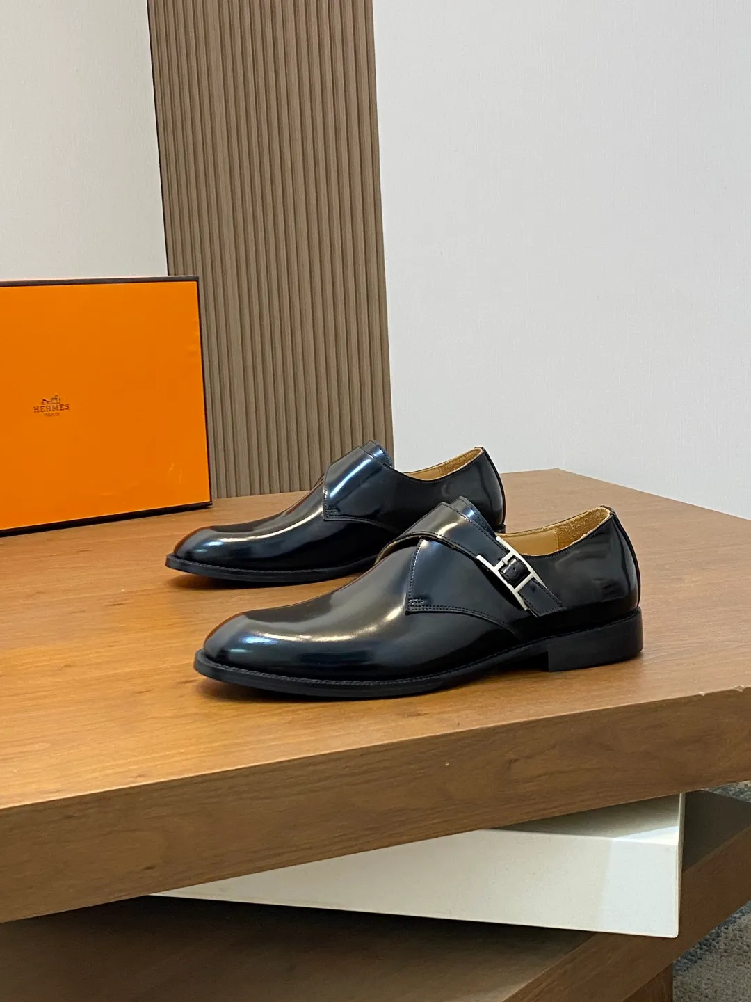 Men's shoes 💰780 HERMES/Hermès GAME slip-on loafers. These loafers are made of matte frosted calfskin. They are equipped with functional Kelly shoe buckles to easily create a fashionable urban style. They are equipped with genuine leather welts and lightweight grooved rubber foam outsole. They have genuine calfskin lining and silk-screen logo feet. They are slip-on design. They are novel and fashionable, with a handsome upper. Comes with a dust bag in the original box! Size: 39-40-41-42-43-44 standard leather shoe size (38/45 can be customized but does not support returns)